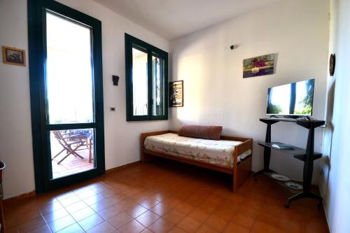 ein Zimmer mit einer Bank in einem Zimmer mit einem Fenster in der Unterkunft Pt56 Villetta per 6 pax Aria in Torre dell'Orso