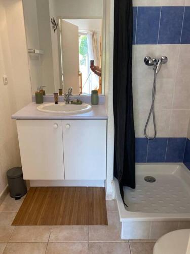 une salle de bain avec un lavabo, une douche et une baignoire dans l'établissement Appartement résidence Odalys mas des vignes, à Calvisson