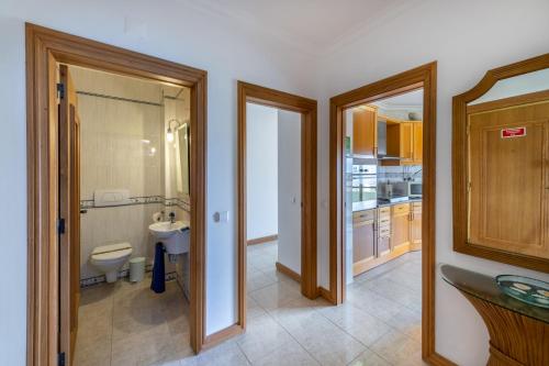 un baño con inodoro y lavabo en AL - Maré, en Albufeira