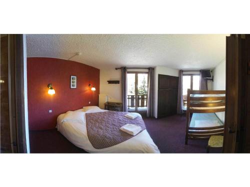 Postel nebo postele na pokoji v ubytování Hôtel les Gardettes