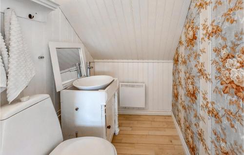 La salle de bains est pourvue de toilettes et d'un lavabo. dans l'établissement 3 Bedroom Beautiful Home In Vintrie, 