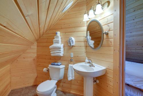 Koupelna v ubytování Lakefront Vacation Rental with Patio and Grill!