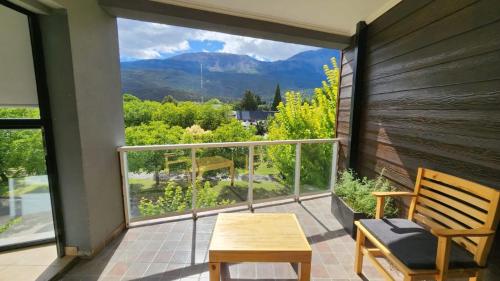 埃爾博爾松的住宿－Andes Departamentos，山景阳台(带长凳)