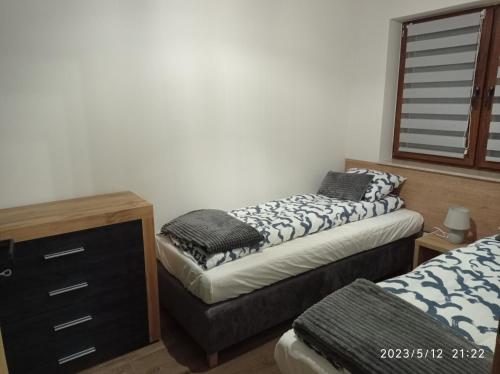 Katil atau katil-katil dalam bilik di Loft Park Zator, lokalizacja przy wej Parku