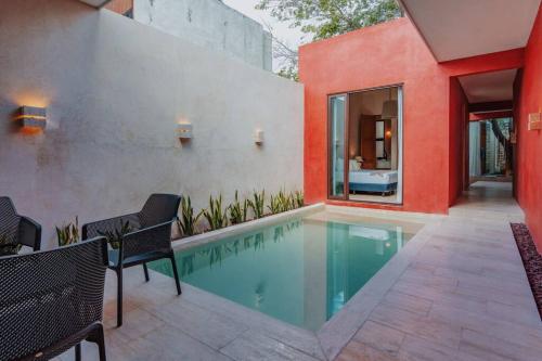 una piscina en el patio trasero de una casa en Casa Mara 45, en Mérida