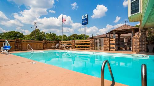 a large swimming pool in front of a building at Best Western Inn Winchester in Winchester