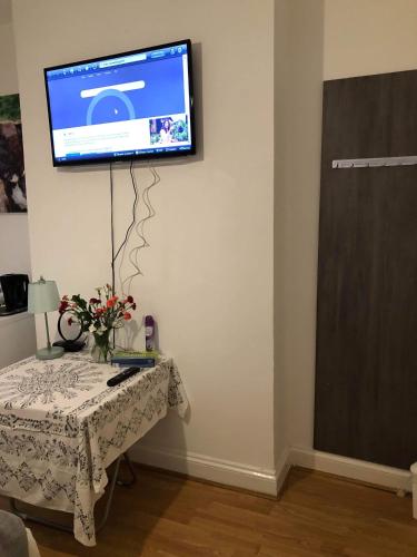 TV a/nebo společenská místnost v ubytování Double Room Central Location 2