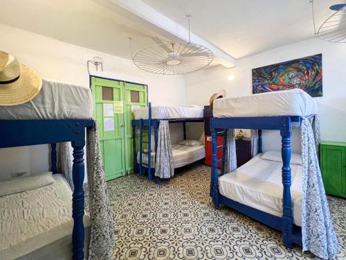 Una cama o camas en una habitación de Hostel Candelaria