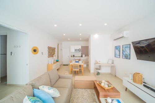 a living room with a couch and a table at C1-12 - Acogedor apartamento dentro de las murallas de Cartagena con aire acondicionado y agua caliente in Cartagena de Indias