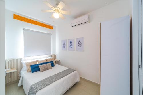 a bedroom with a bed and a ceiling fan at C1-12 - Acogedor apartamento dentro de las murallas de Cartagena con aire acondicionado y agua caliente in Cartagena de Indias