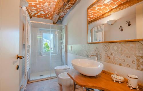a bathroom with a sink and a shower at Gorgeous Home In Ferrere With Kitchen in Ferrere