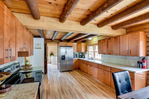 Η κουζίνα ή μικρή κουζίνα στο Pine Mountain Club Cabin with Community Pool!