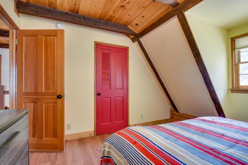 Ένα ή περισσότερα κρεβάτια σε δωμάτιο στο Pine Mountain Club Cabin with Community Pool!