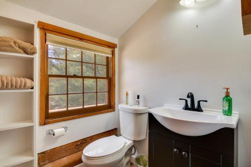 Ένα μπάνιο στο Pine Mountain Club Cabin with Community Pool!