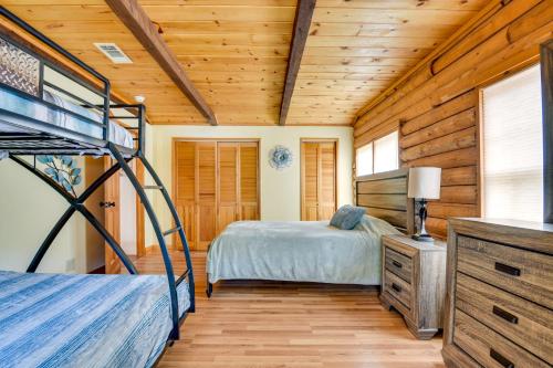 Ένα ή περισσότερα κρεβάτια σε δωμάτιο στο Pine Mountain Club Cabin with Community Pool!