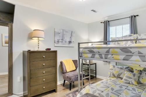 - une chambre avec des lits superposés et une chaise dans l'établissement North Charleston Vacation Rental Near Cooper River, à Charleston