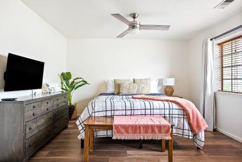 Schlafzimmer mit einem Bett und einem Deckenventilator in der Unterkunft Groovy Getaway in Grover Beach