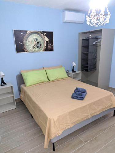 una camera con un letto in una camera blu di Holiopolis a San Pawl il-Baħar