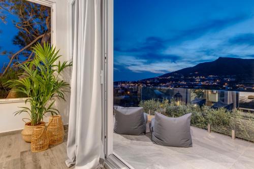 einen Balkon mit Stadtblick in der Unterkunft Villa Mare Syros in Finikas