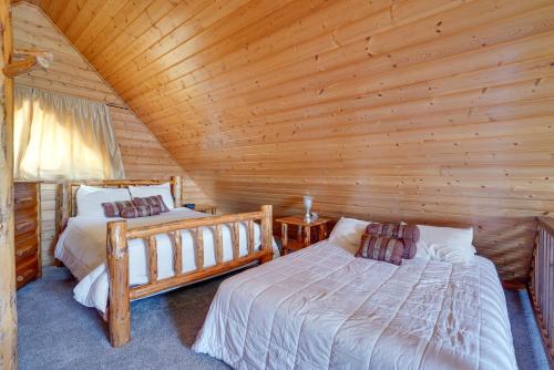 een slaapkamer met 2 bedden in een blokhut bij Cozy Columbia Cabin with Shared Lake Dock! in Columbia