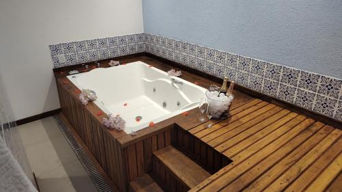 an overhead view of a bath tub in a room at Solar dos Ipês in Serra do Cipo