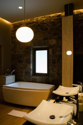 a bathroom with a bath tub and a sink at Cartesiano Boutique & Wellness Hotel in Puebla