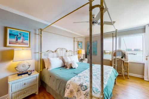 Postel nebo postele na pokoji v ubytování Back Bay Condominium #708