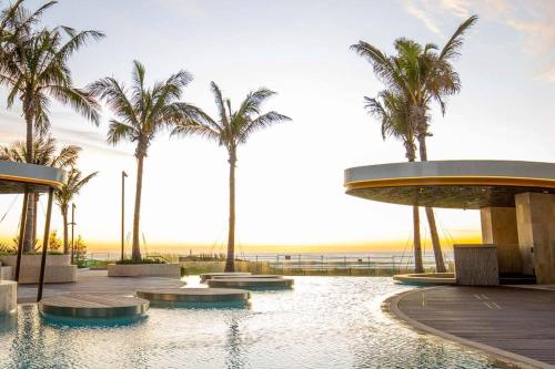 um resort com palmeiras e uma piscina em The Jewel, A designer Condo in the Sky em Gold Coast