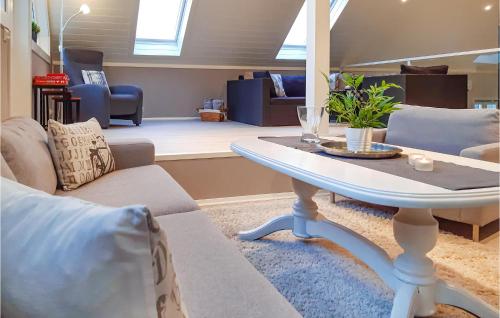 Posezení v ubytování Cozy Apartment In Lyngdal With Wifi