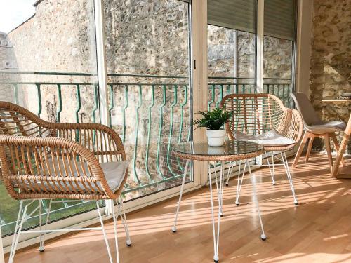 d'un balcon avec des chaises, une table et une fenêtre. dans l'établissement Le naturel - Superbe logement - Extérieur privatif - Centre ville, au Mans