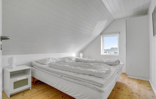 VristにあるNice Home In Harbore With Wifiの白いベッドルーム(ベッド1台、窓付)