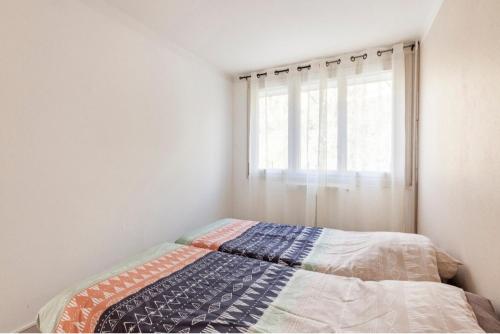 łóżko z kołdrą w sypialni w obiekcie Appartement logement entiers w mieście Rodez