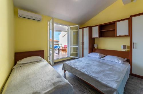 Apartments with hot tub Makarska - 18898
