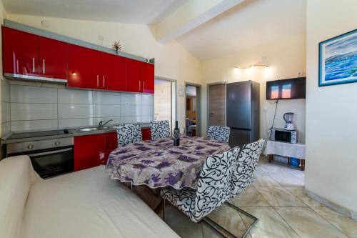 Apartments with hot tub Makarska - 18898