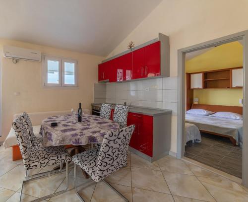 Apartments with hot tub Makarska - 18898