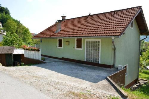 una pequeña casa verde con entrada en Apartments with a parking space Krapinske Toplice, Zagorje - 20688, en Krapinske Toplice