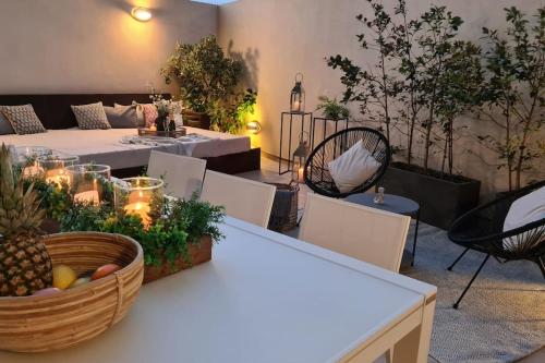 - un salon avec une table et une corbeille de fruits dans l'établissement Luxury apartment - Jacuzzi, pool & private terrace, à San Ġiljan