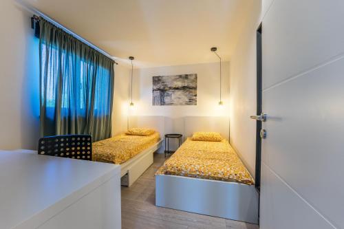 een kamer met 2 bedden en een tafel bij Holiday house with a parking space Privlaka, Zadar - 21225 in Privlaka
