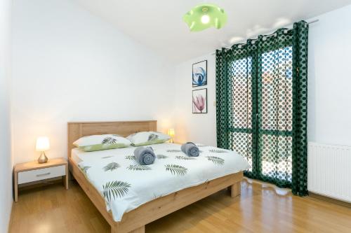 Apartments with parking space Trogir - 20874