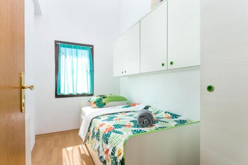 Apartments with parking space Trogir - 20874