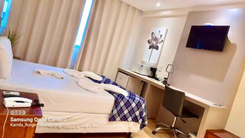 Säng eller sängar i ett rum på América apart-hotel