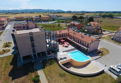an overhead view of a house with a swimming pool at Hotel Grecale - Venturina Terme in Venturina Terme