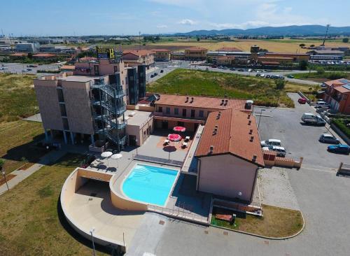 una vista aérea de un edificio con piscina en Hotel Grecale - Venturina Terme, en Venturina Terme