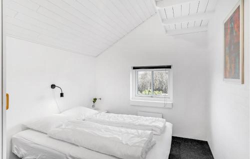VestervigにあるAwesome Home In Vestervig With 3 Bedrooms, Sauna And Wifiの白い壁のベッドルーム1室、ベッド1台(白いシーツ付)