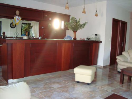 a living room with a bar and a white stool at Kourtis in Paramythia