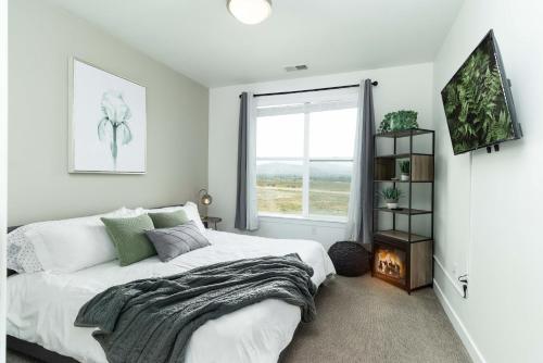 een slaapkamer met een groot bed en een raam bij Ski and Relax - Conveniently Located - Luxury Stay in Draper