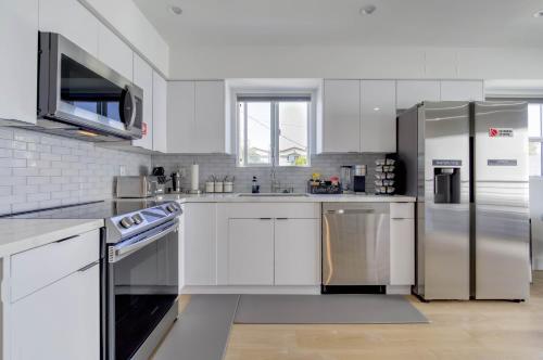 Kuchyň nebo kuchyňský kout v ubytování Modern Apartment in Studio City