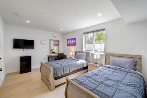 Postel nebo postele na pokoji v ubytování Modern Apartment in Studio City