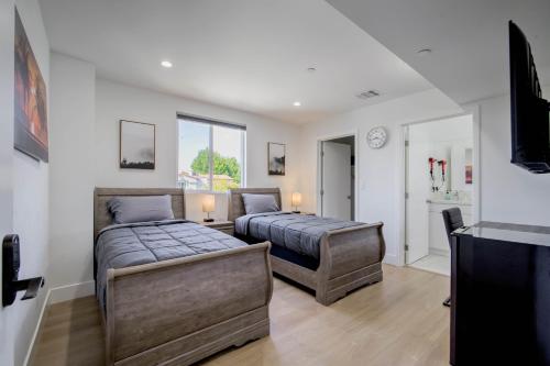 Postel nebo postele na pokoji v ubytování Modern Apartment in Studio City