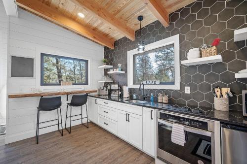 Virtuvė arba virtuvėlė apgyvendinimo įstaigoje Whispering Pines - Lakeside